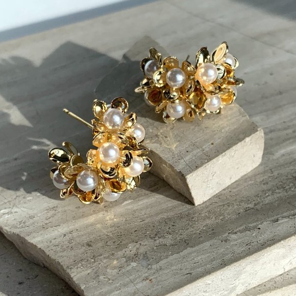 NEW ~ Anthropologie Pearl Flower Post Earrings - Picture 1 of 8